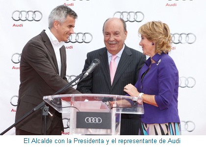 El Alcalde con la Presidenta y el representante de Audi