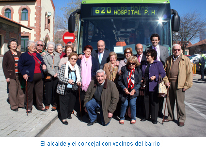 El alcalde y el concejal con vecinos del barrio
