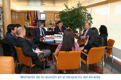 Momento de la reunión en el despacho del Alcalde