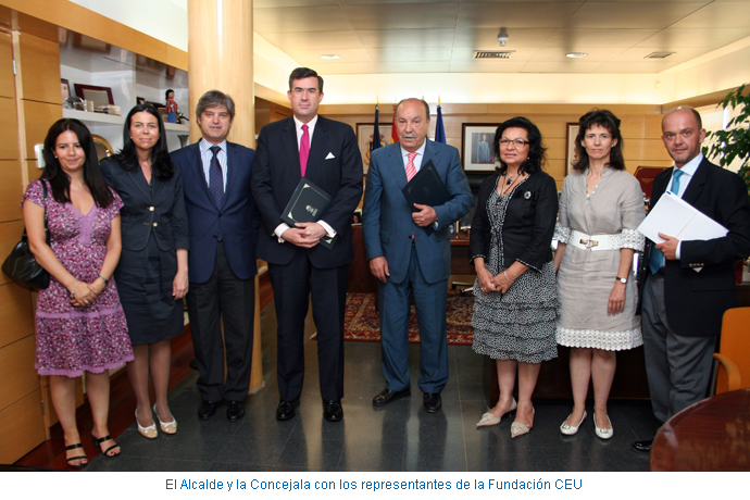 El Alcalde y la Concejala con los representantes de la Fundación CEU
