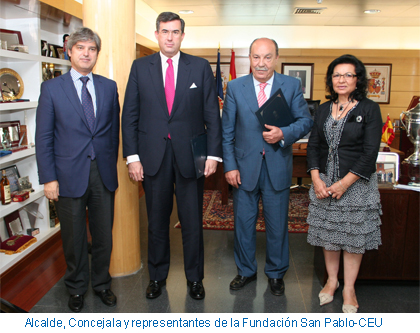 Alcalde, Concejala y representantes de la Fundación San Pablo-CEU