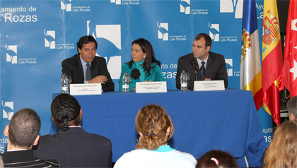 La directora general de juventud con el alcalde y el concejal