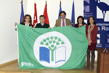 Entrega de la bandera verde al Carmen Conde