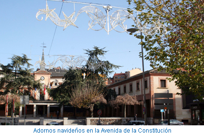 Adornos navideños en la Avenida de la Constitución