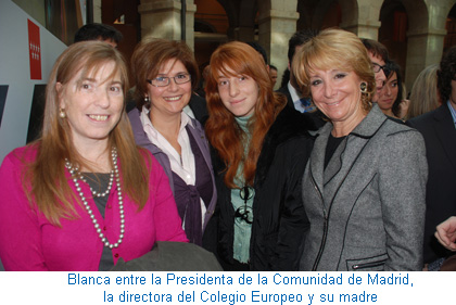 Blanca, entre la Presidencia de la Comunidad de Madrid, la directora del Colegio Europeo y su madre