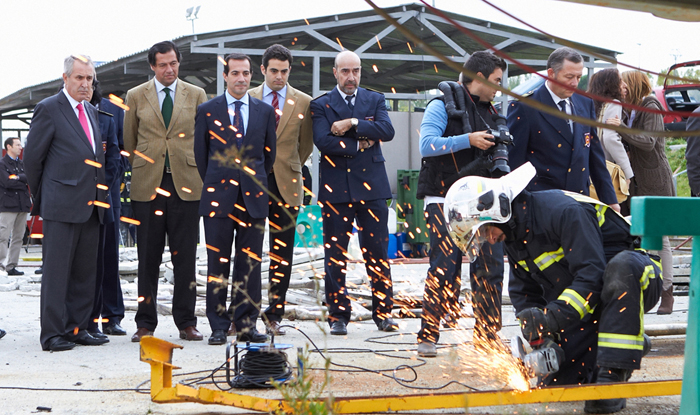 Victoria y Fernández Rubio observan a uno de los alumnos