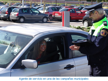 Agente de servicio en una de las campañas municipales