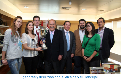Jugadoras y directivos con el Alcalde y el Concejal