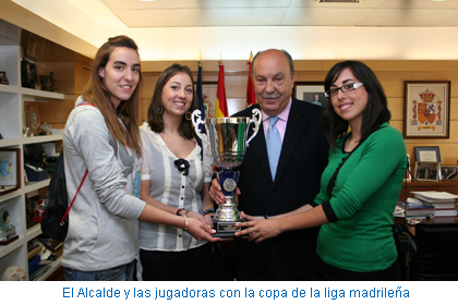 El Alcalde y las jugadoras con la copa de la liga madrileña