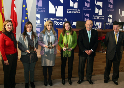 El Alcalde,con el Delegado de la Cámara, la concejala y las tres comerciantes premiadas