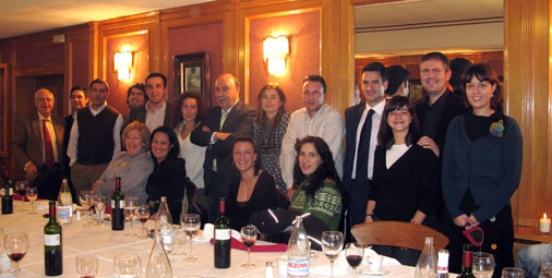 El Alcalde rodeado de compañeros periodistas al final de la cena de Navidad