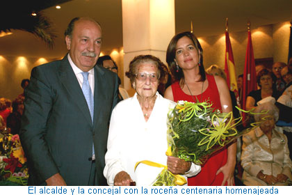 El alcalde y la concejal con la roceña centenaria homenajeada