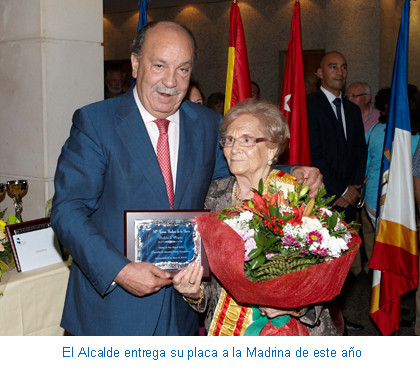 El Alcalde entrega su placa a la Madrina de este año