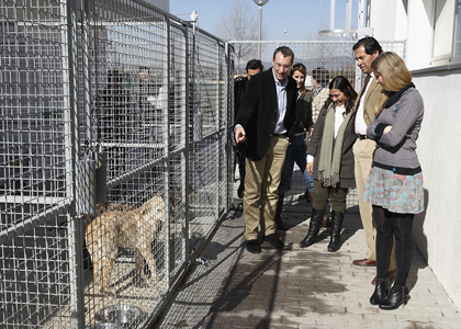 Alcalde y concejales con el veterinario municipal