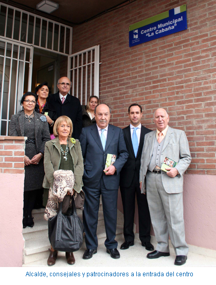 Alcalde, consejales y patrocinadores a la entrada del centro