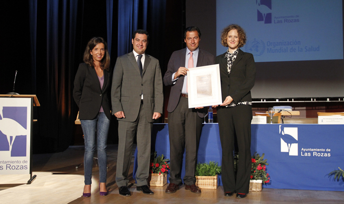 Las autoridades con el certificado