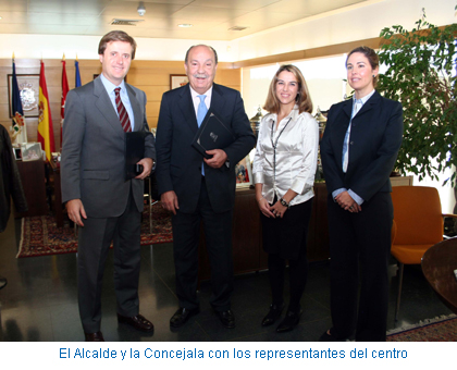El Alcalde y la Concejala con los representantes del centro