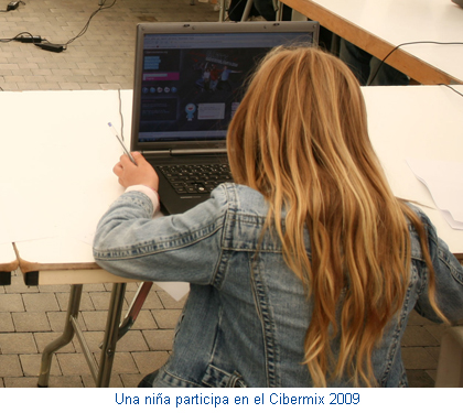 Una niña participa en el Cibermix 2009