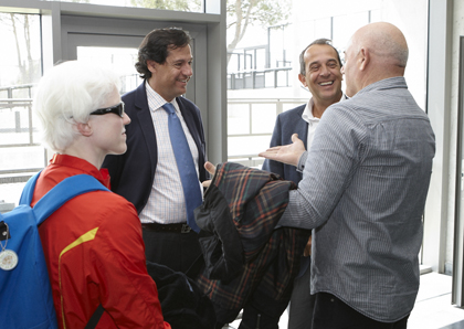 El alcalde con deportistas de la mesa redonda