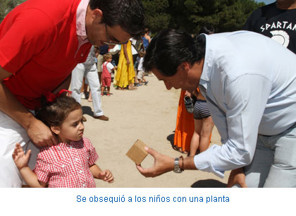 Se obsequió a los niños con una planta
