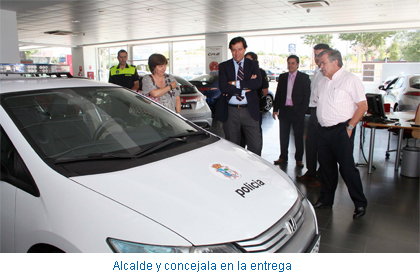 Alcalde y concejala en la entrega