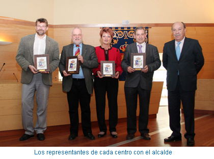 Los representantes de cada centro con el alcalde