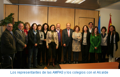Los representantes de las AMPAS y los colegios con el Alcalde