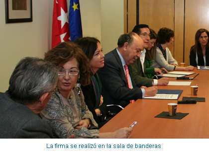 La firma se realizó en la sala de banderas