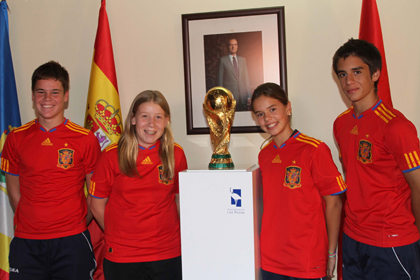 La copa escoltada por jóvenes deportistas roceños