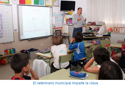El veterinario municipal imparte la clase