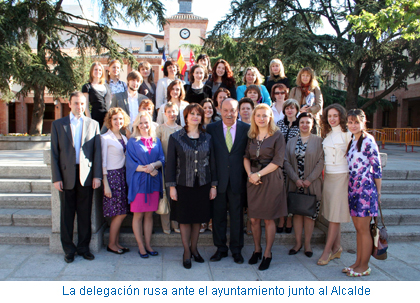 La delegación rusa ante el ayuntamiento junto al Alcalde