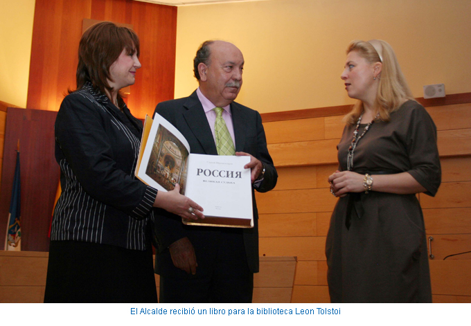 El Alcalde recibió un libro para la biblioteca Leon Tolstoi