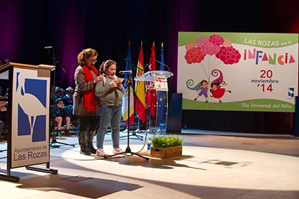 Lectura de una alumna del Colegio Monte Abantos