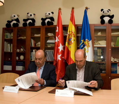 Momento de la firma del convenio entre el Ayuntamiento de Las Rozas y el Zoo de Madrid
