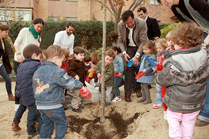 Niños plantan un árbol