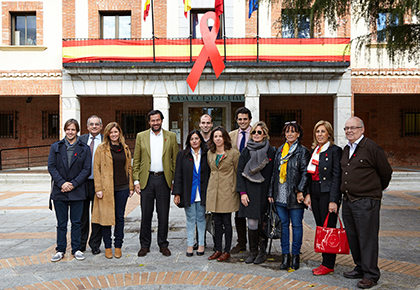 Miembros de la Corporación ante el lazo rojo