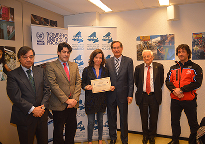 La concejal recoge el diploma
