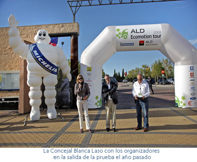 La concejal Blanca Laso con los organizadores en la salida de la prueba del año pasado