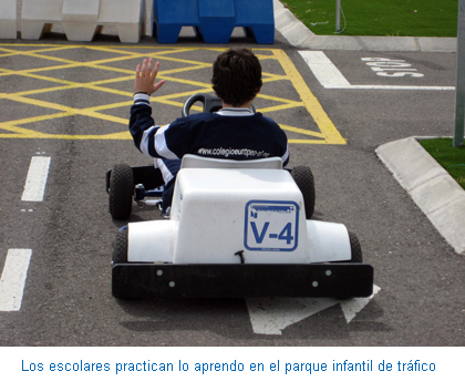 Los escolares practican lo aprendo en el parque infantil de tráfico