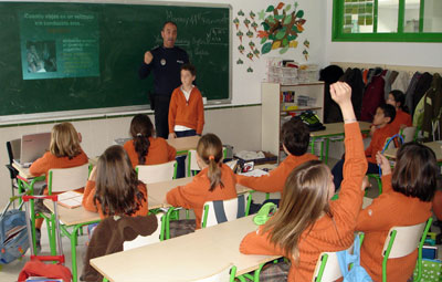 Durante las clases teóricas los alumnos aprenden las normas de circulación