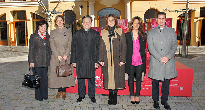Las concejales con el embajador y representantes del centro