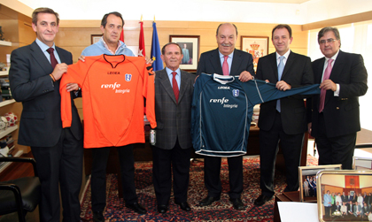 Directivos del Club Deportivo Las Rozas presentan al alcalde su nueva equipación