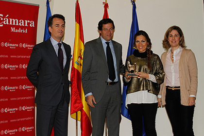Con la ganadora