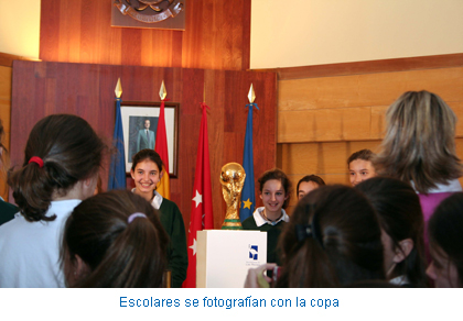 Escolares se fotografían con la copa