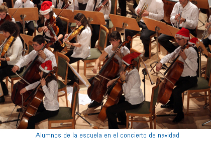 Alumnos de la escuela en el concierto de navidad
