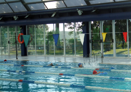 Clases de natación en el polideportivo de Las Matas