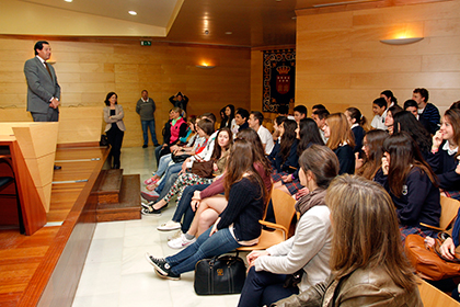 Estudiantes en el salón de plenos