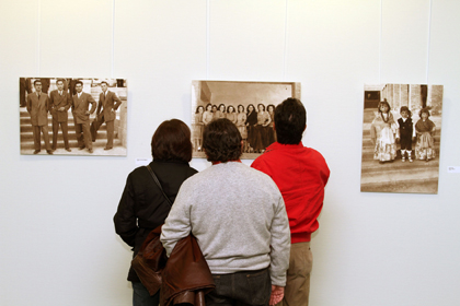 Público en la anterior exposición de fotos de Las Rozas