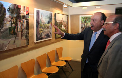 El alcalde, Bonifacio de Santiago, acompañado del gerente de la EMGV durante la visita a la exposición