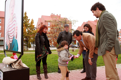El alcalde, con una de las protagonistas de la exposición
